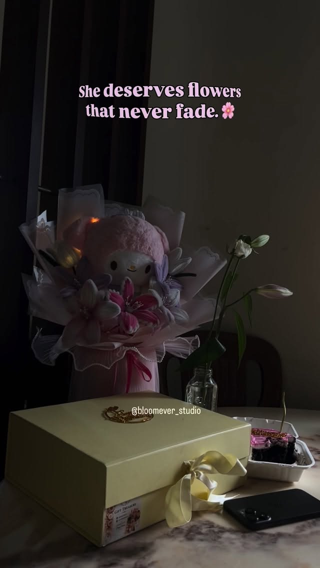 She deserves flowers that never fade. 🌸🤍
Order Now 👇🏻
Dm @bloomever_studio 
.
.
.
.
#bouquet #giftideas #fpypage❤️followfypシ❤️fyp❤aesthetic❤followforfollowbeck💙blueand💚mint #flowerbouquet #trendingreel